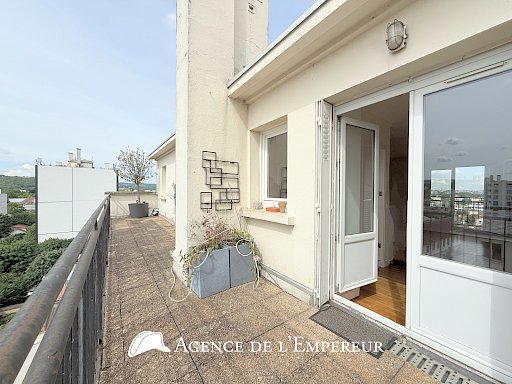 3 pièces, 8e et dernier étage avec terrasse, balcon et cave - Centre Ville