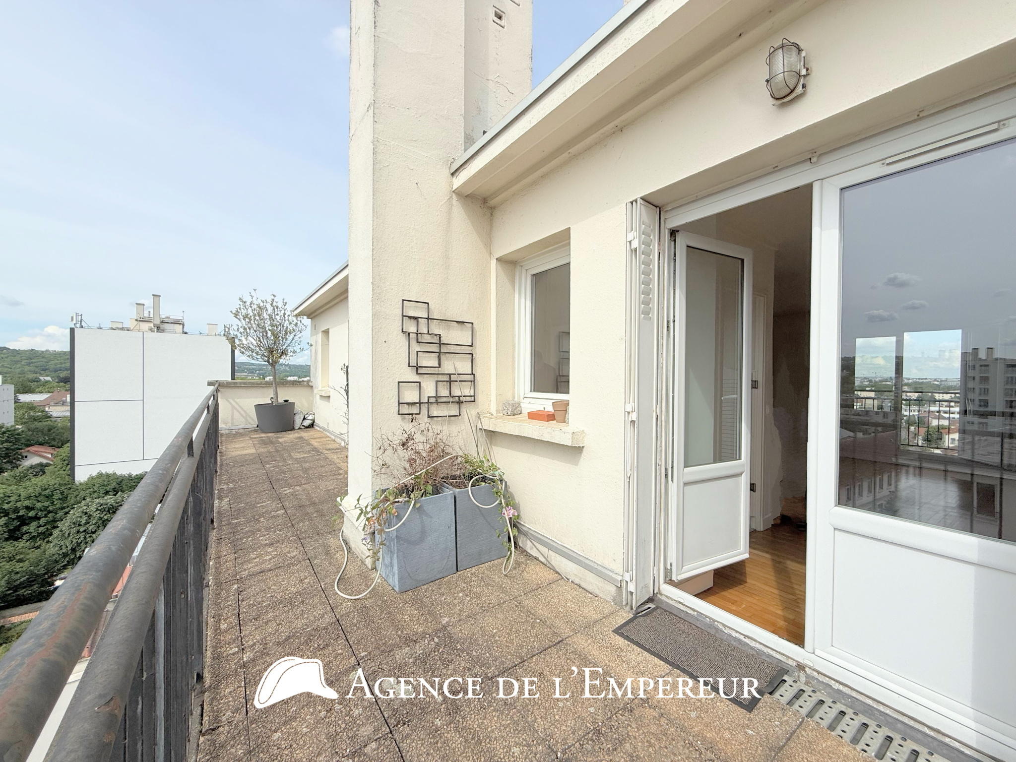 3 pièces, 8e et dernier étage avec terrasse, balcon et cave - Centre Ville