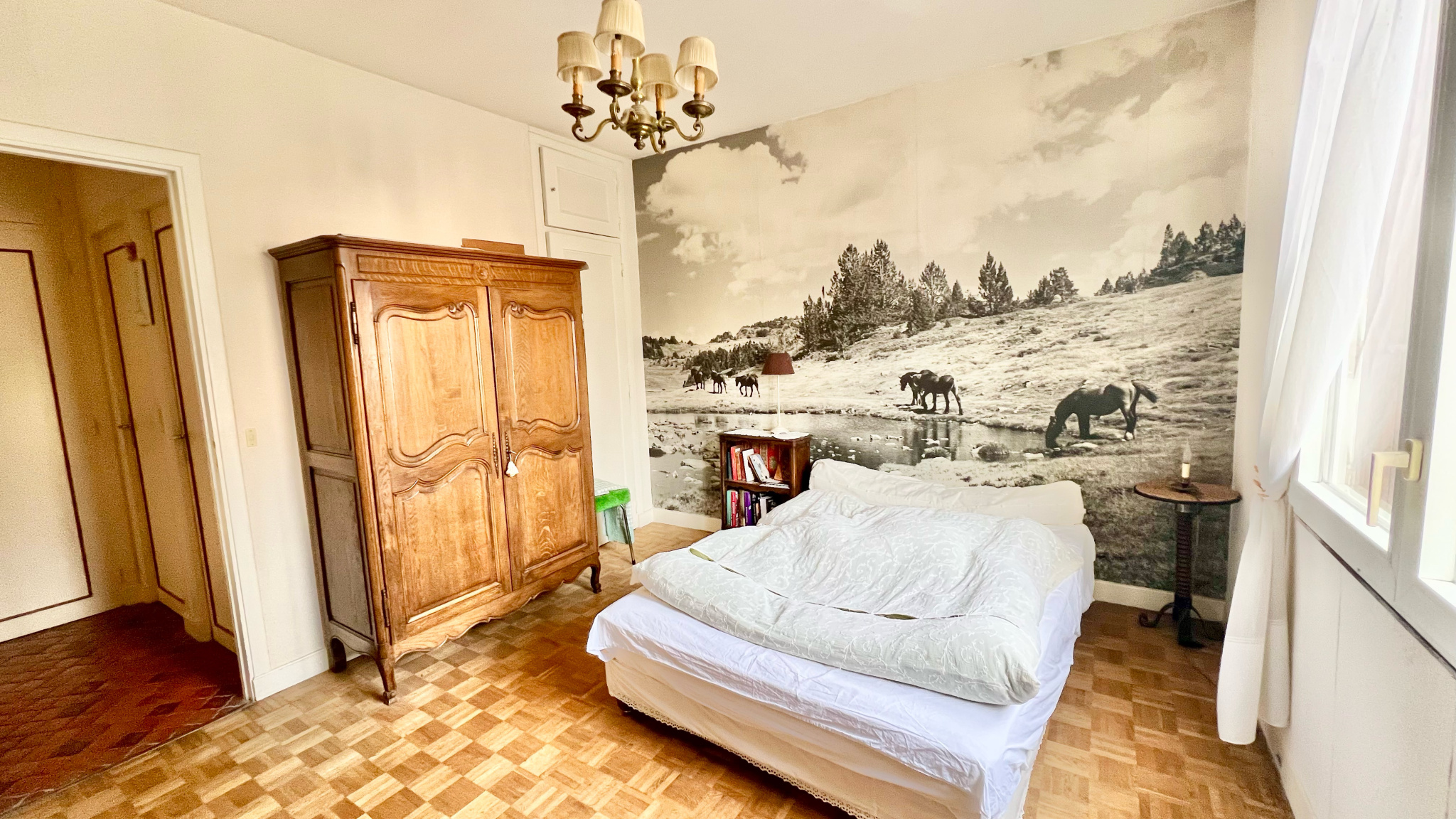 Appartement 3 pièces avec balcon et cheminée.