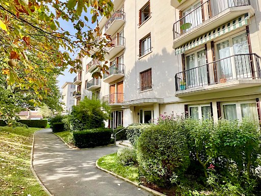 Appartement 3 pièces avec balcon et cheminée.