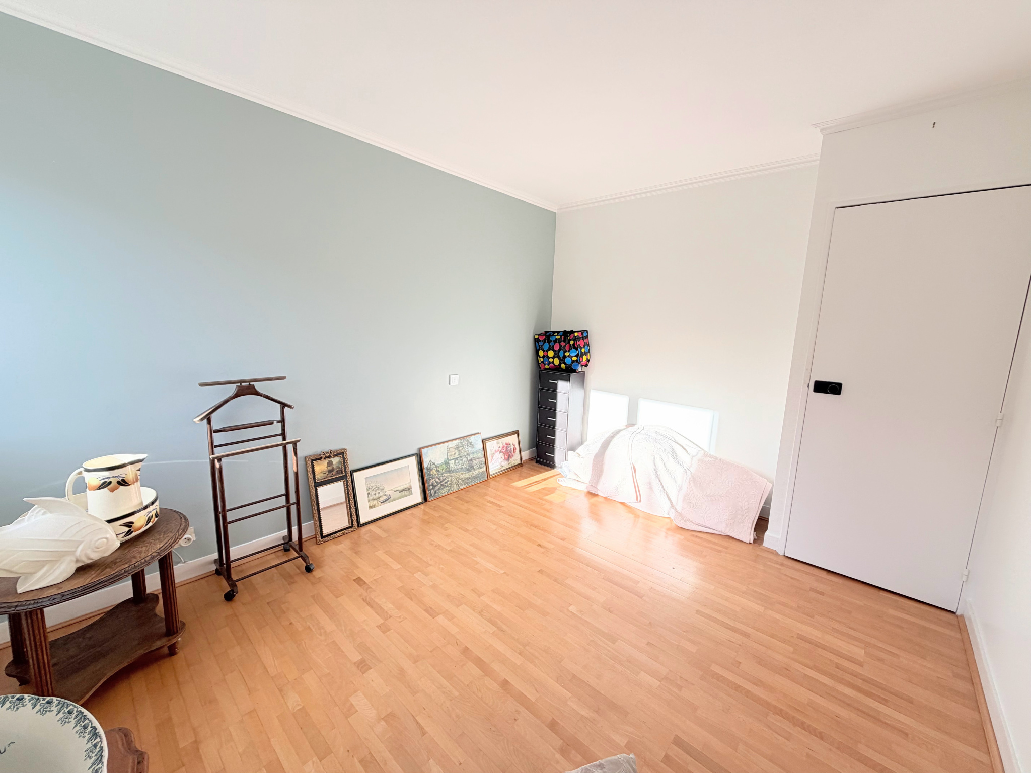 Grand 3 pièces avec terrasse, box et cave, à deux pas du centre-ville