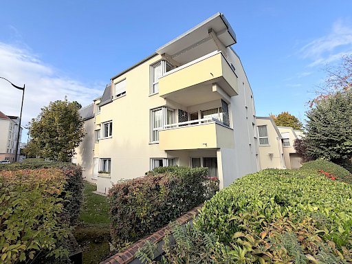 Grand 3 pièces avec terrasse, box et cave, à deux pas du centre-ville