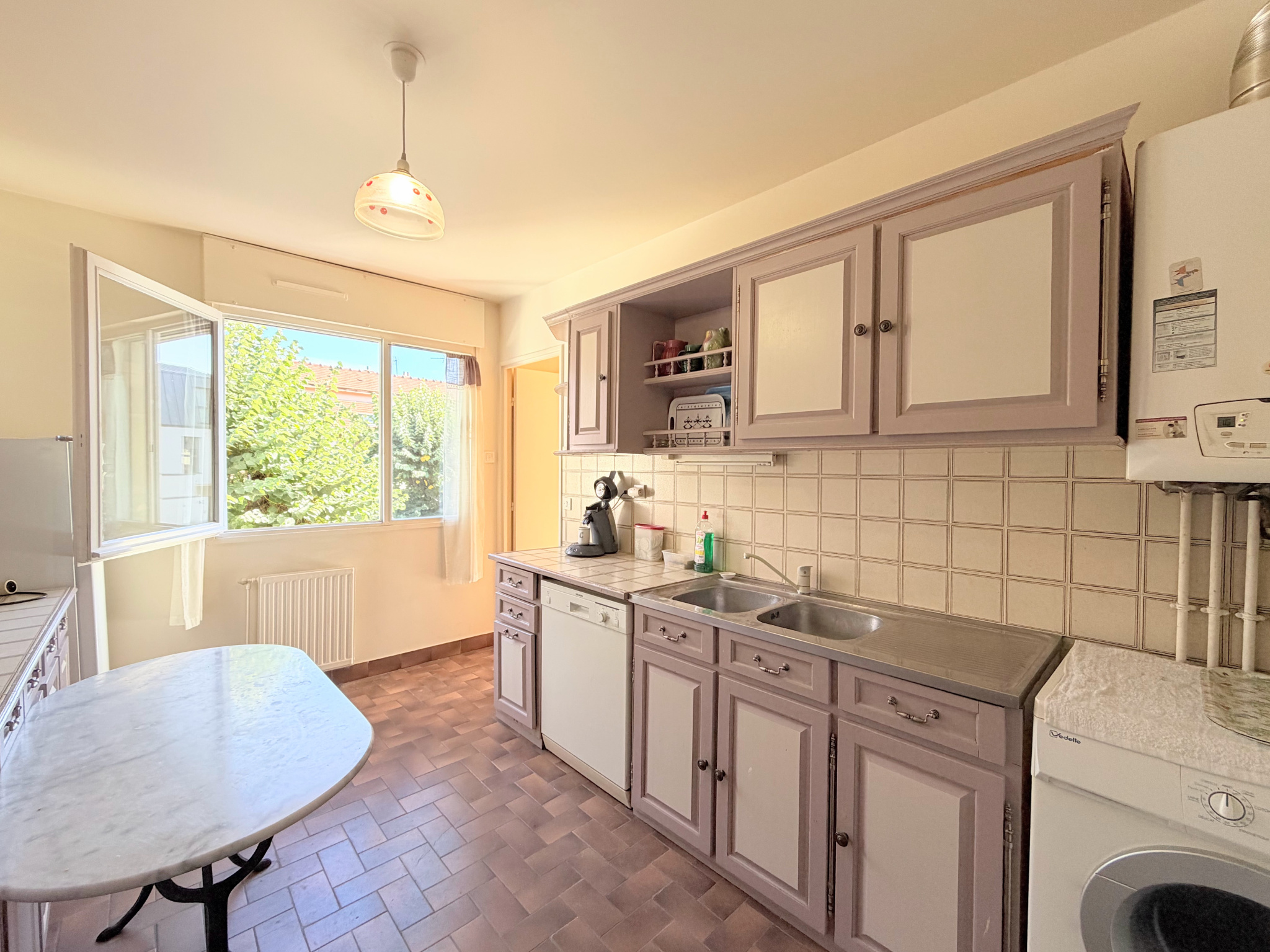 Grand 3 pièces avec terrasse, box et cave, à deux pas du centre-ville