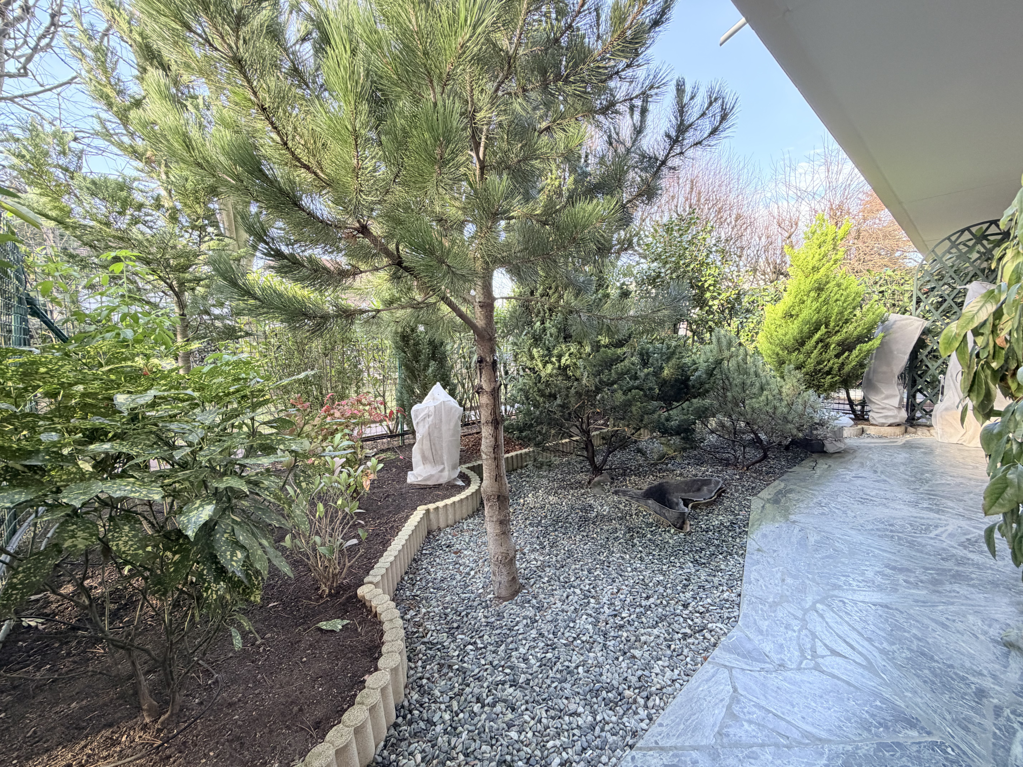 4 pièces traversant, jardin 26 m2 , DPE C, cave et parking