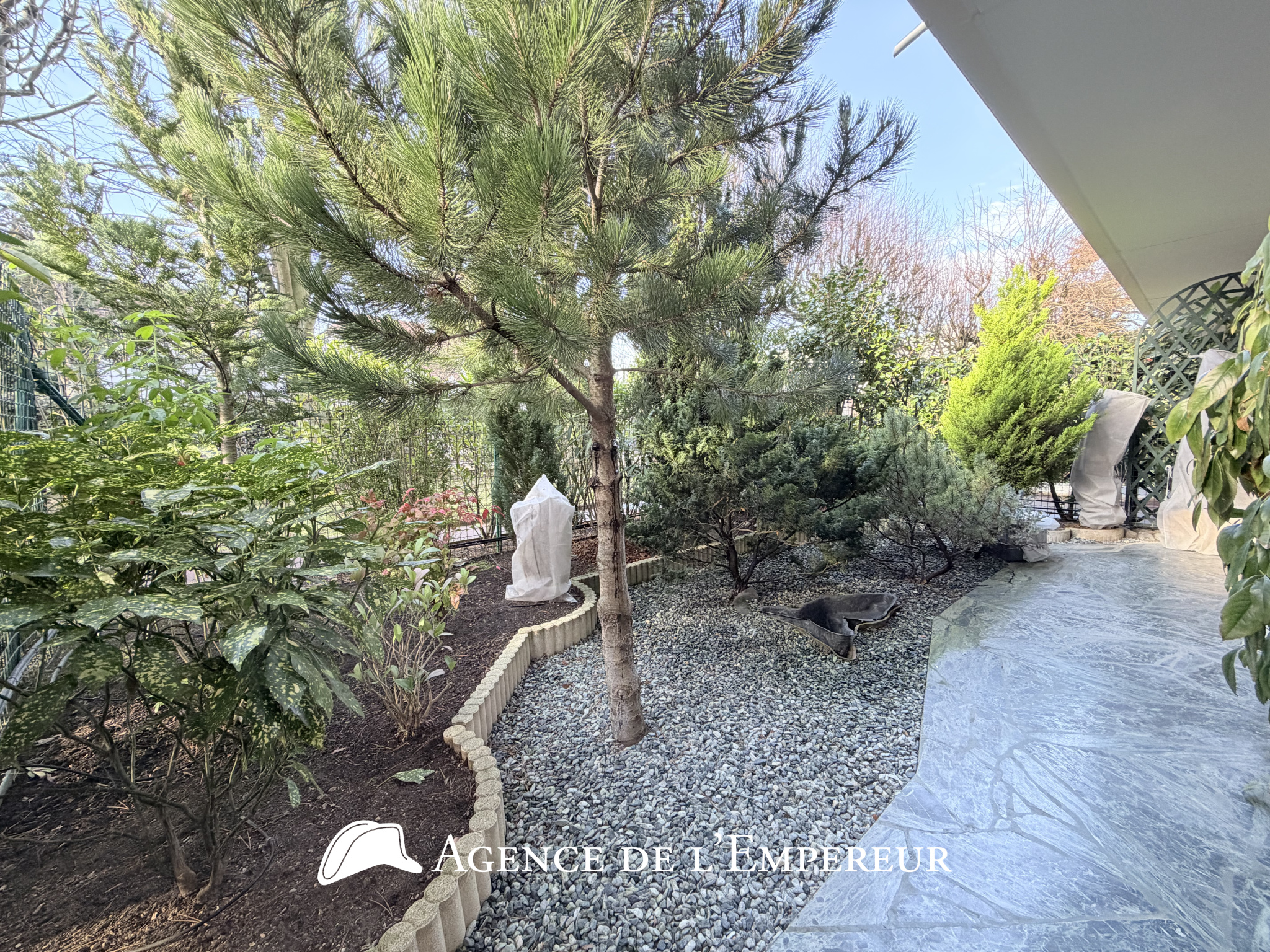 4 pièces traversant, jardin 26 m2 , DPE C, cave et parking