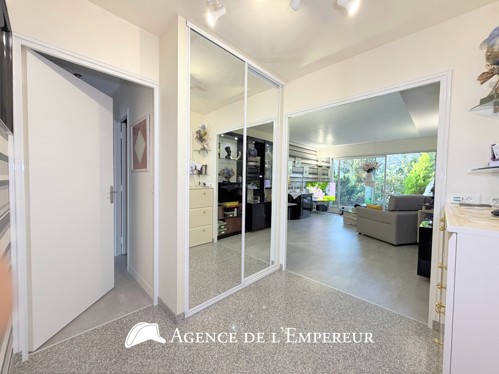 4 pièces traversant, jardin 26 m2 , DPE C, cave et parking
