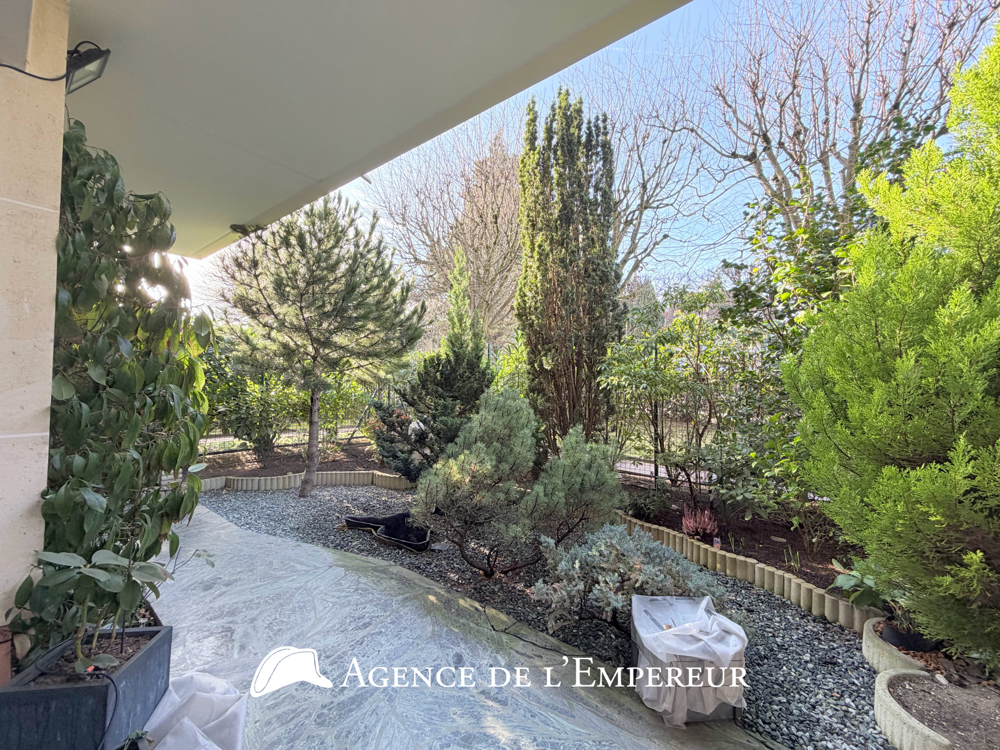 4 pièces traversant, jardin 26 m2 , DPE C, cave et parking