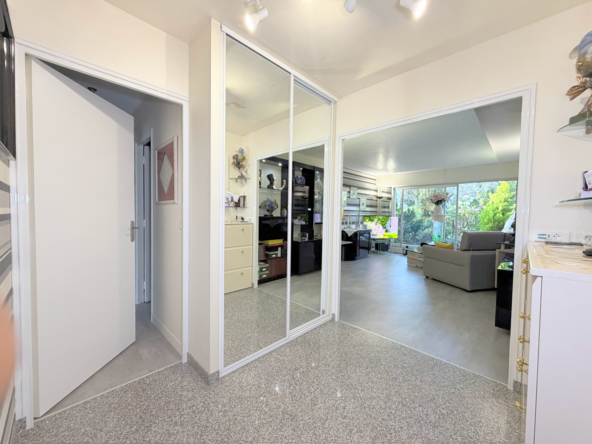 4 pièces traversant, jardin 26 m2 , DPE C, cave et parking