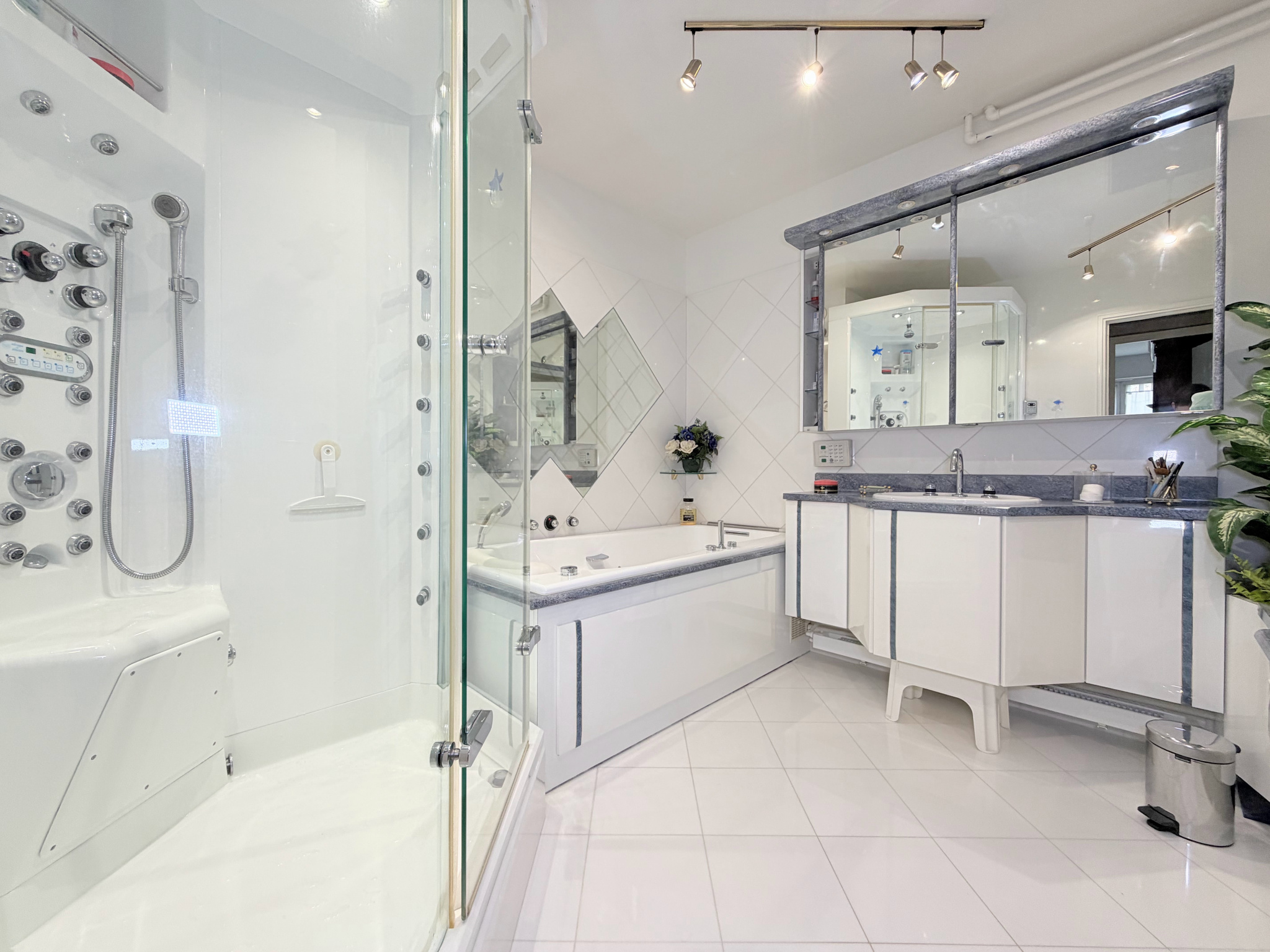 4 pièces traversant, jardin 26 m2 , DPE C, cave et parking