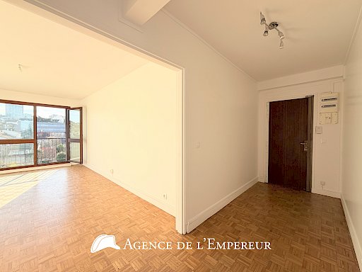3 pièces non meublée avec balcons, parking et cave