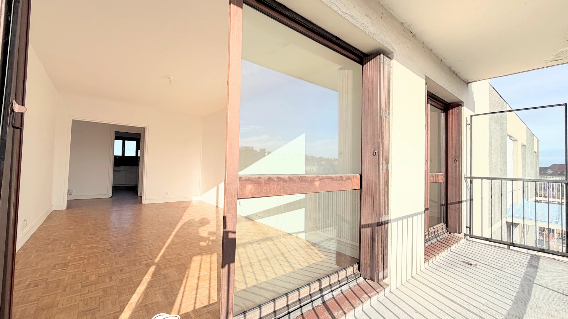 3 pièces non meublée avec balcons, parking et cave