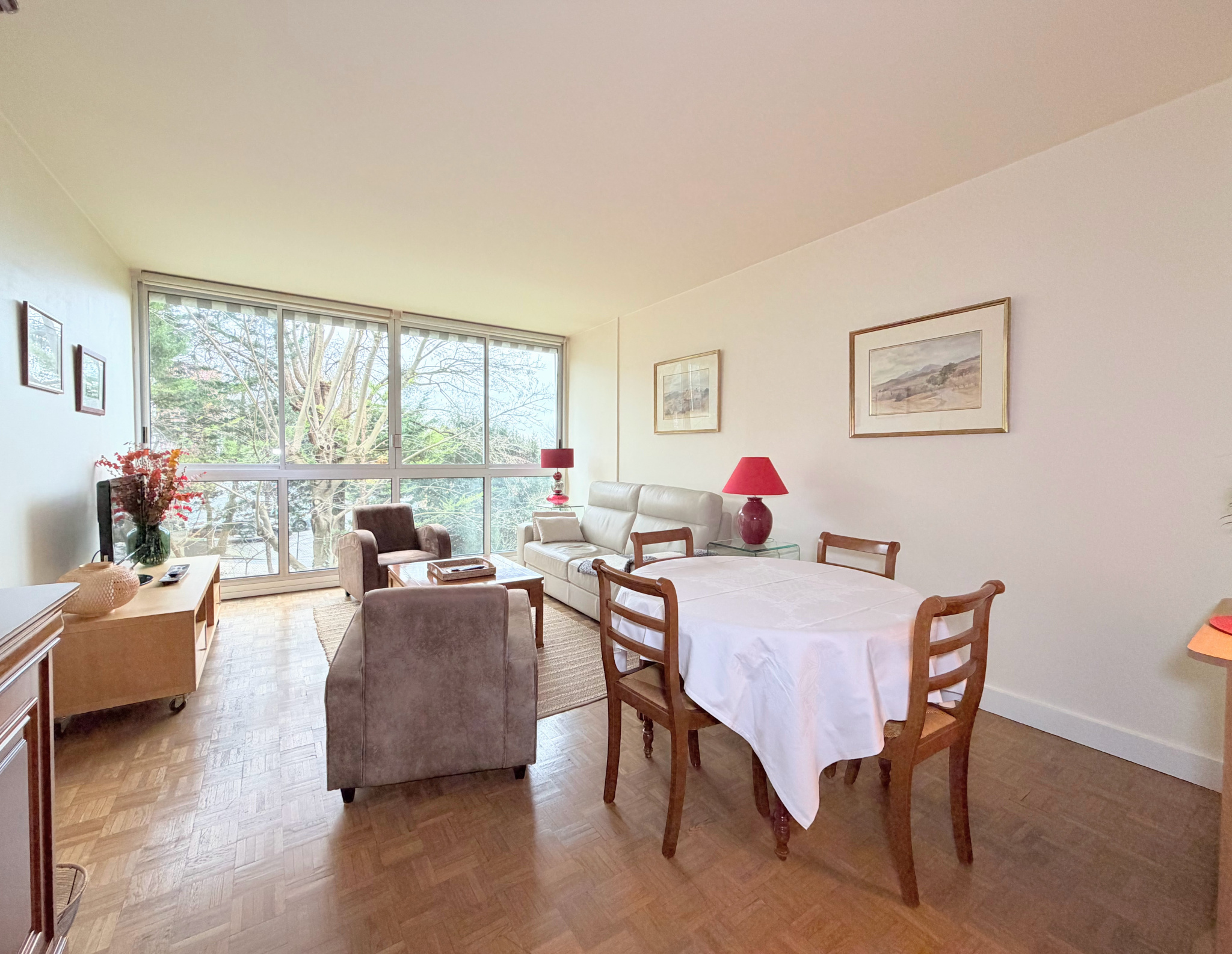 Grand 2 pièces traversant de 54 m2 et cave