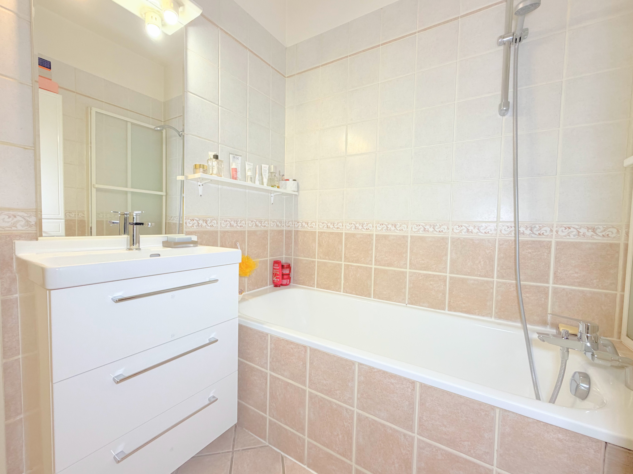 Grand 2 pièces traversant de 54 m2 et cave