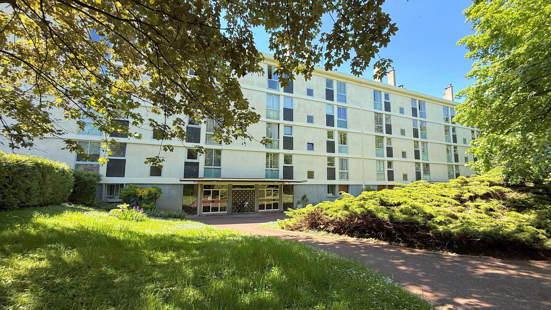 Grand 2 pièces traversant de 54 m2 et cave