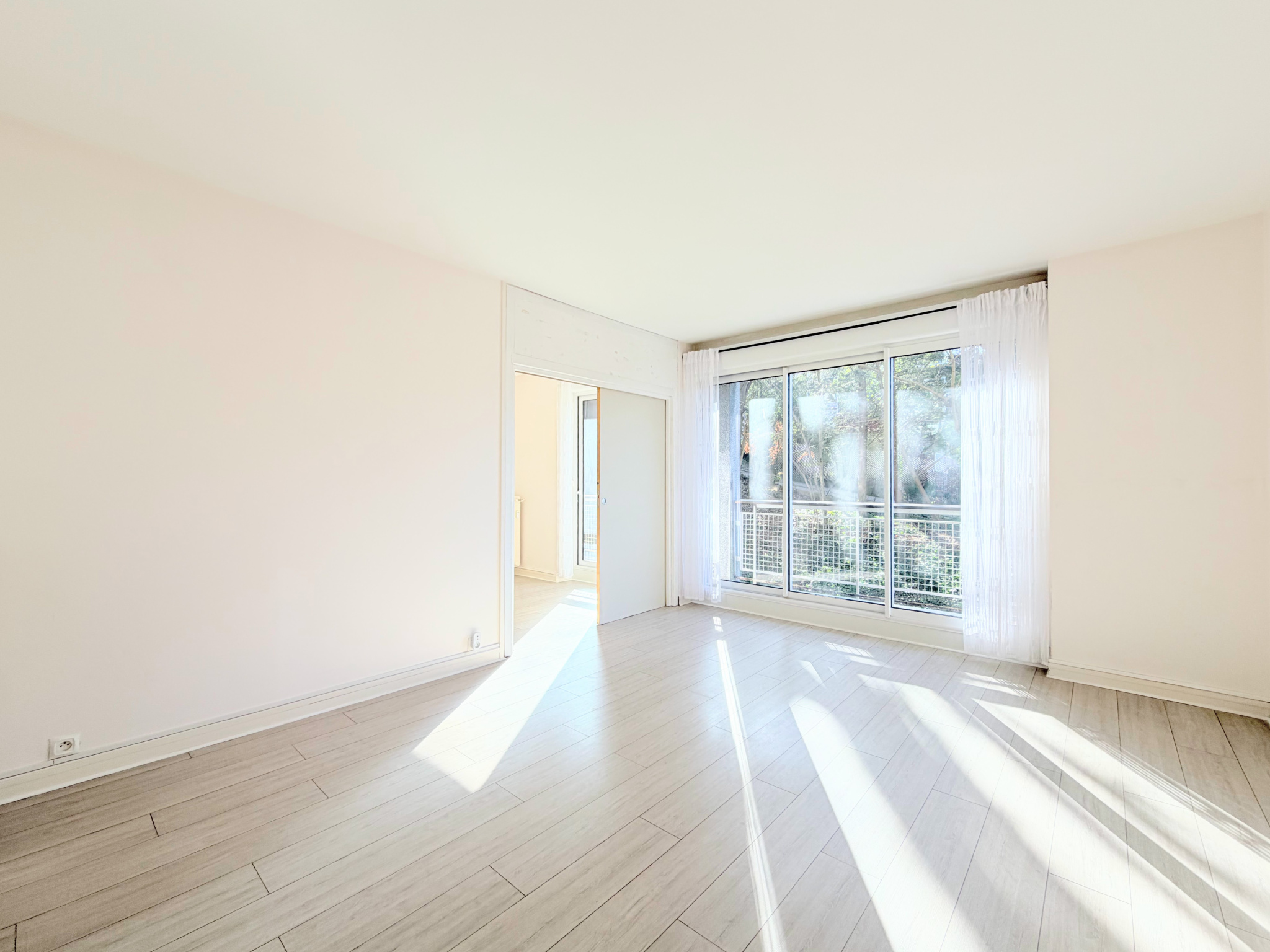 Grand 2 pièces traversant de 50 m2 et cave