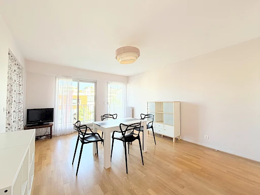 2 pièces en location meublée entre RER et centre-ville