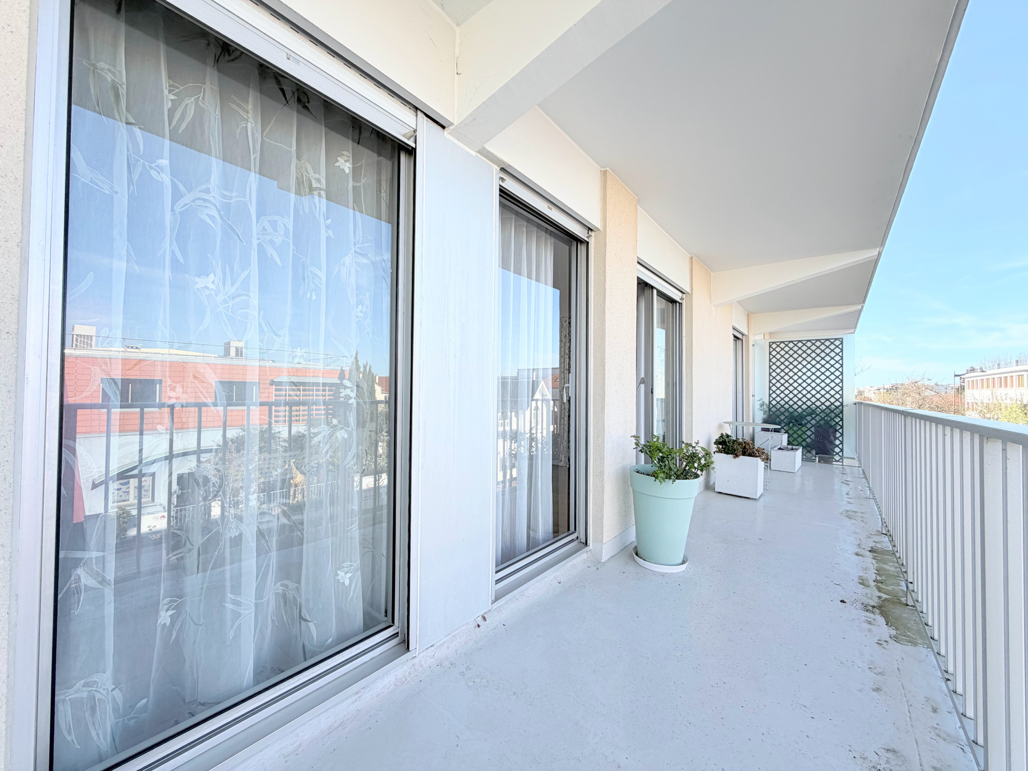 2 pièces en location meublée entre RER et centre-ville