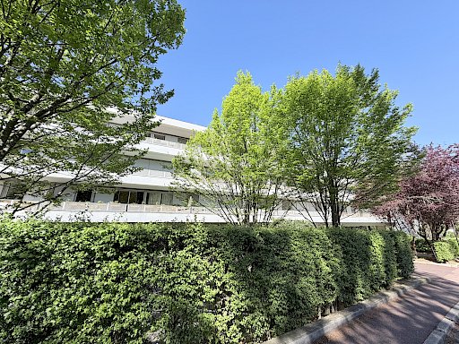 Grand 3 pièces de 93 m2   2 terrasses, 2 parkings et cave.