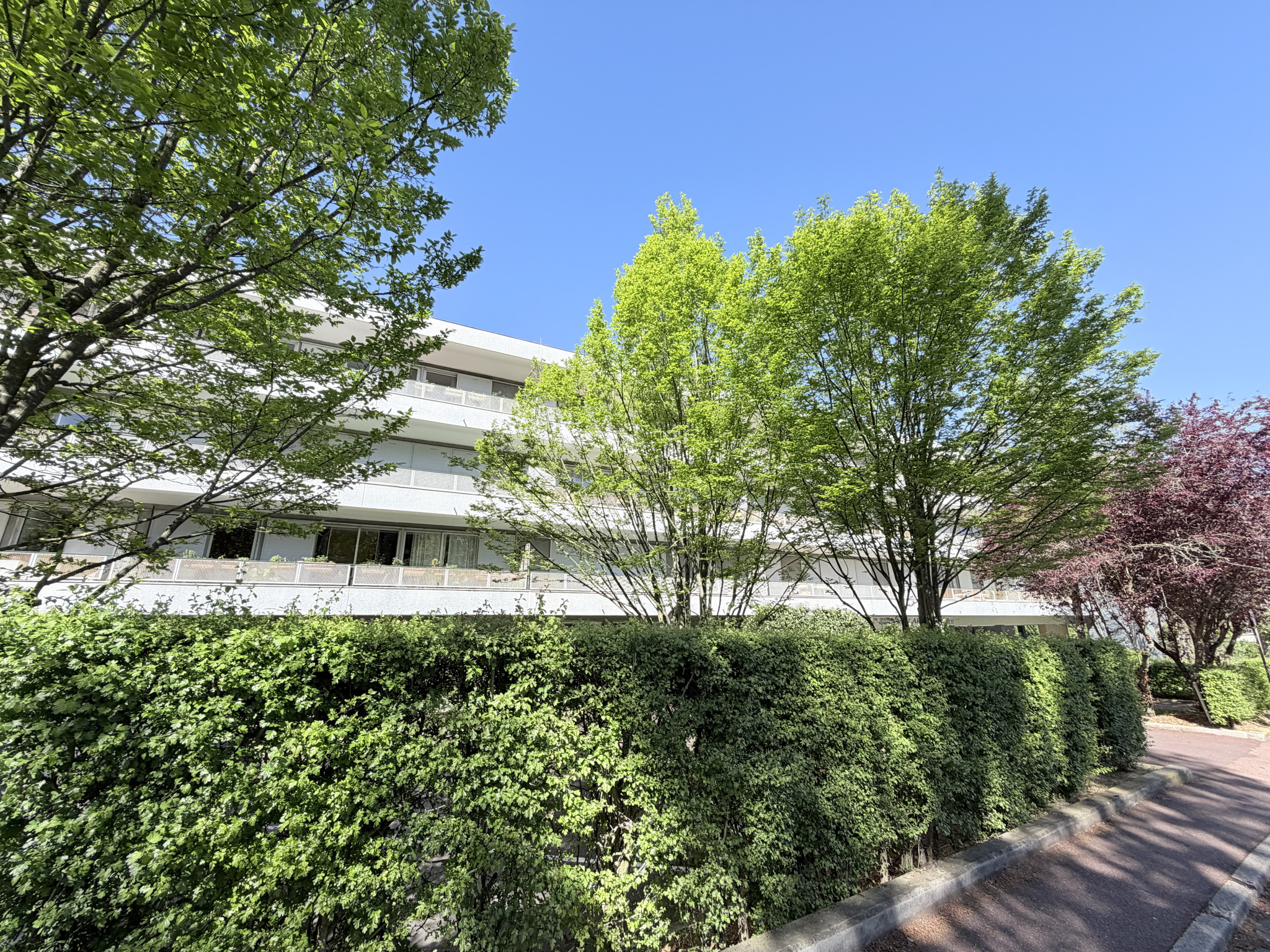 Grand 3 pièces de 93 m2   2 terrasses, 2 parkings et cave.