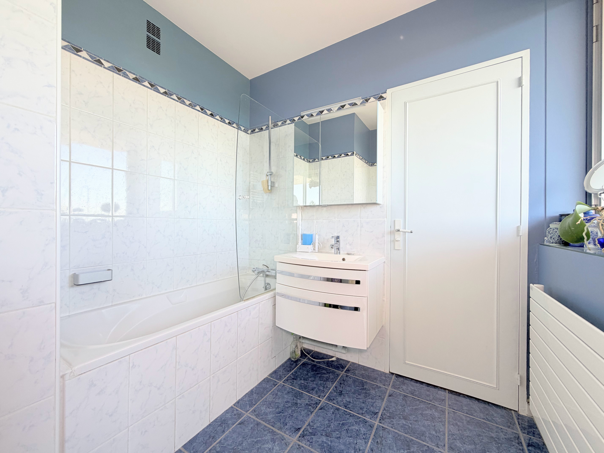 Grand 3 pièces de 93 m2   2 terrasses, 2 parkings et cave.