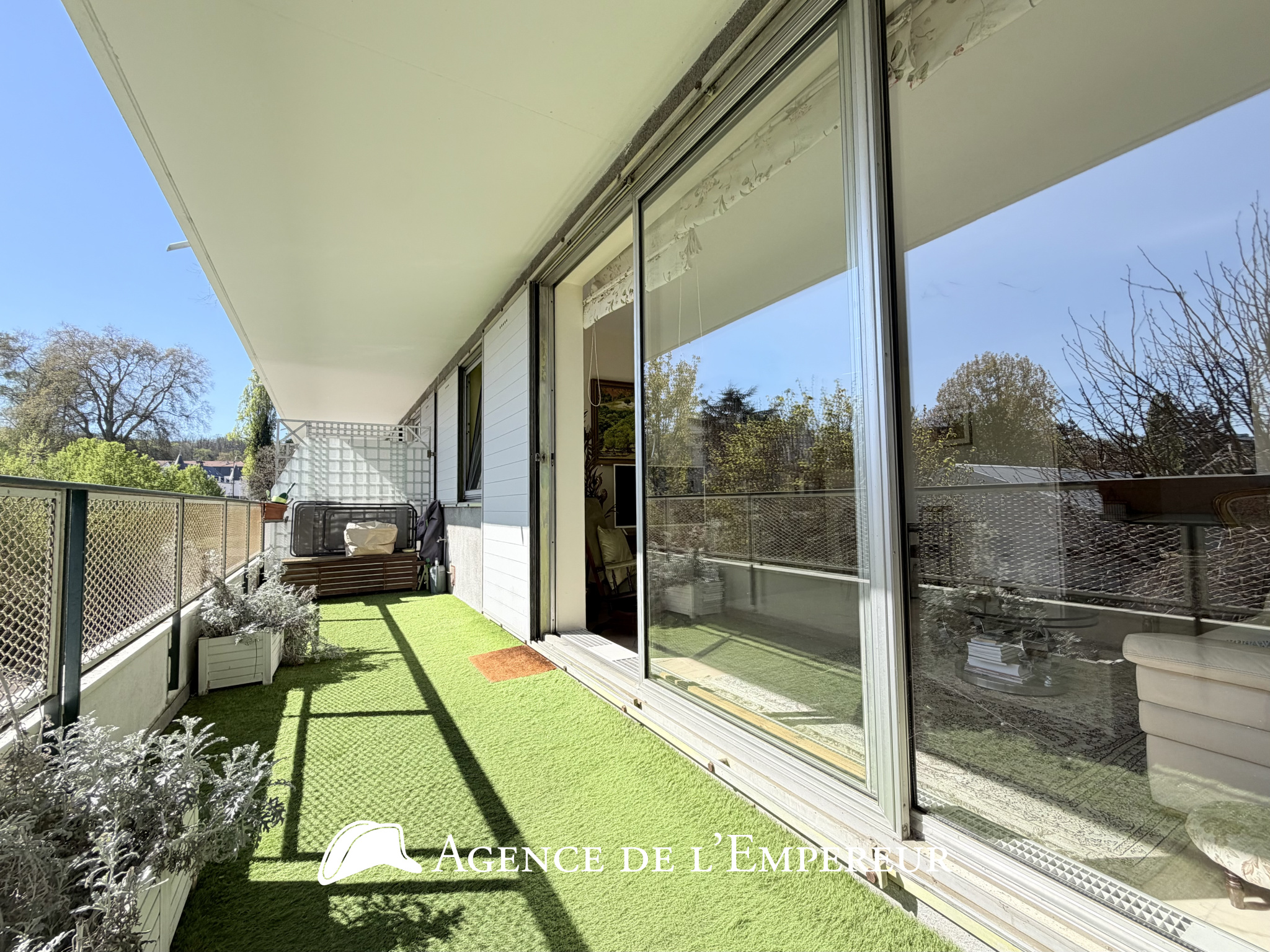 Grand 3 pièces de 93 m2   2 terrasses, 2 parkings et cave.