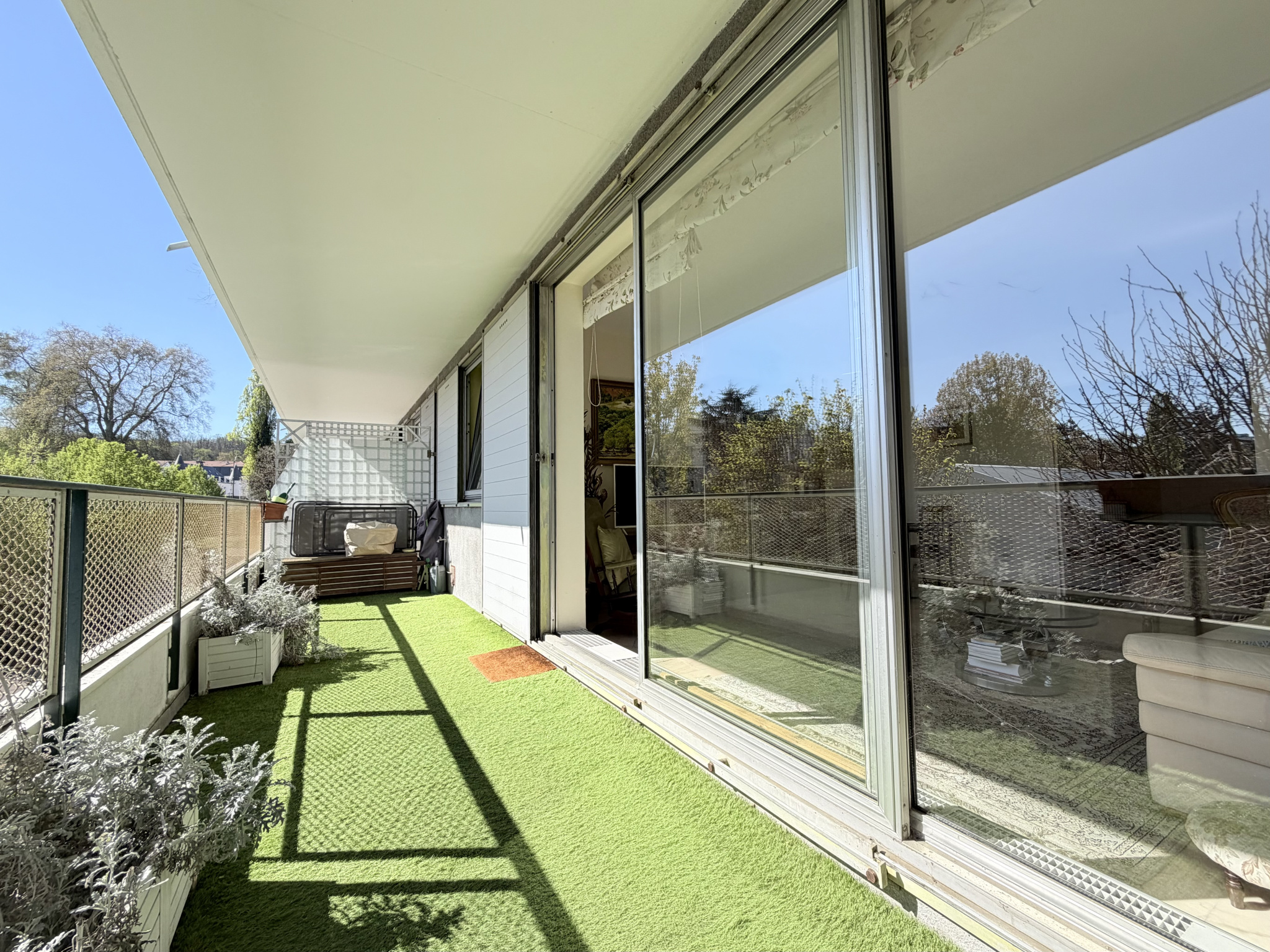 Grand 3 pièces de 93 m2   2 terrasses, 2 parkings et cave.