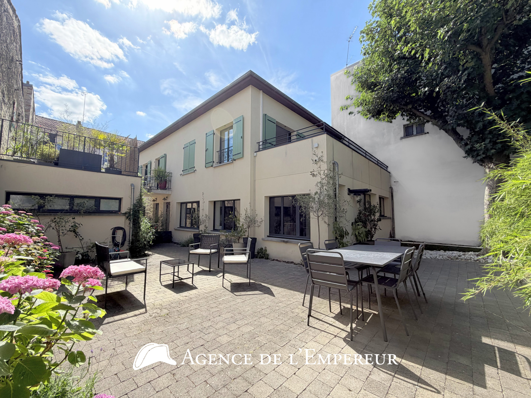 Maison contemporaine avec 120 m2 d'espace extérieur privatif   Rueil cœur de ville