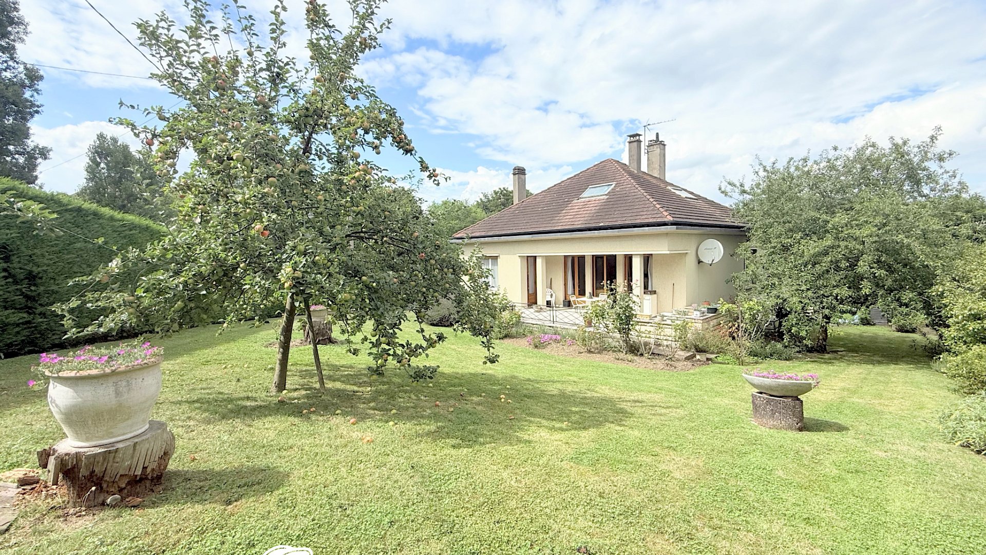 MAISON NON MITOYENNE, 5 CHAMBRES, PARCELLE DE 889 M2   RUEIL-MALMAISON, VILLAGE DE BUZENVAL
