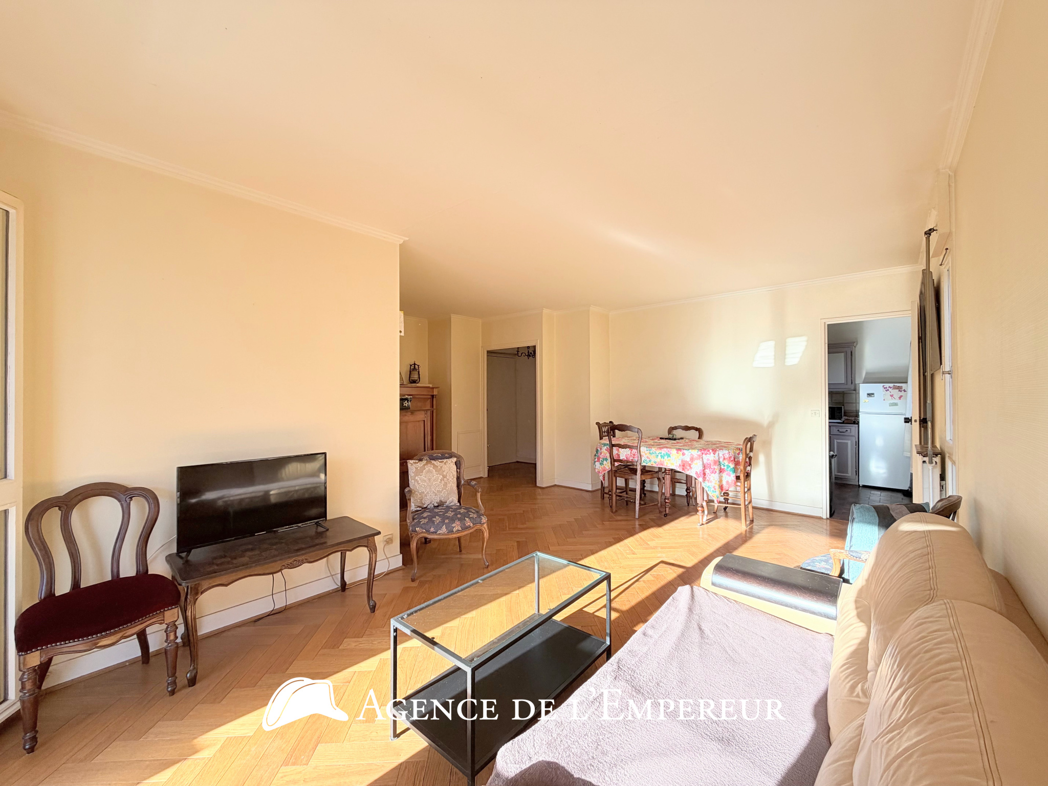 Grand 3 pièces avec terrasse, box et cave, à deux pas du centre-ville