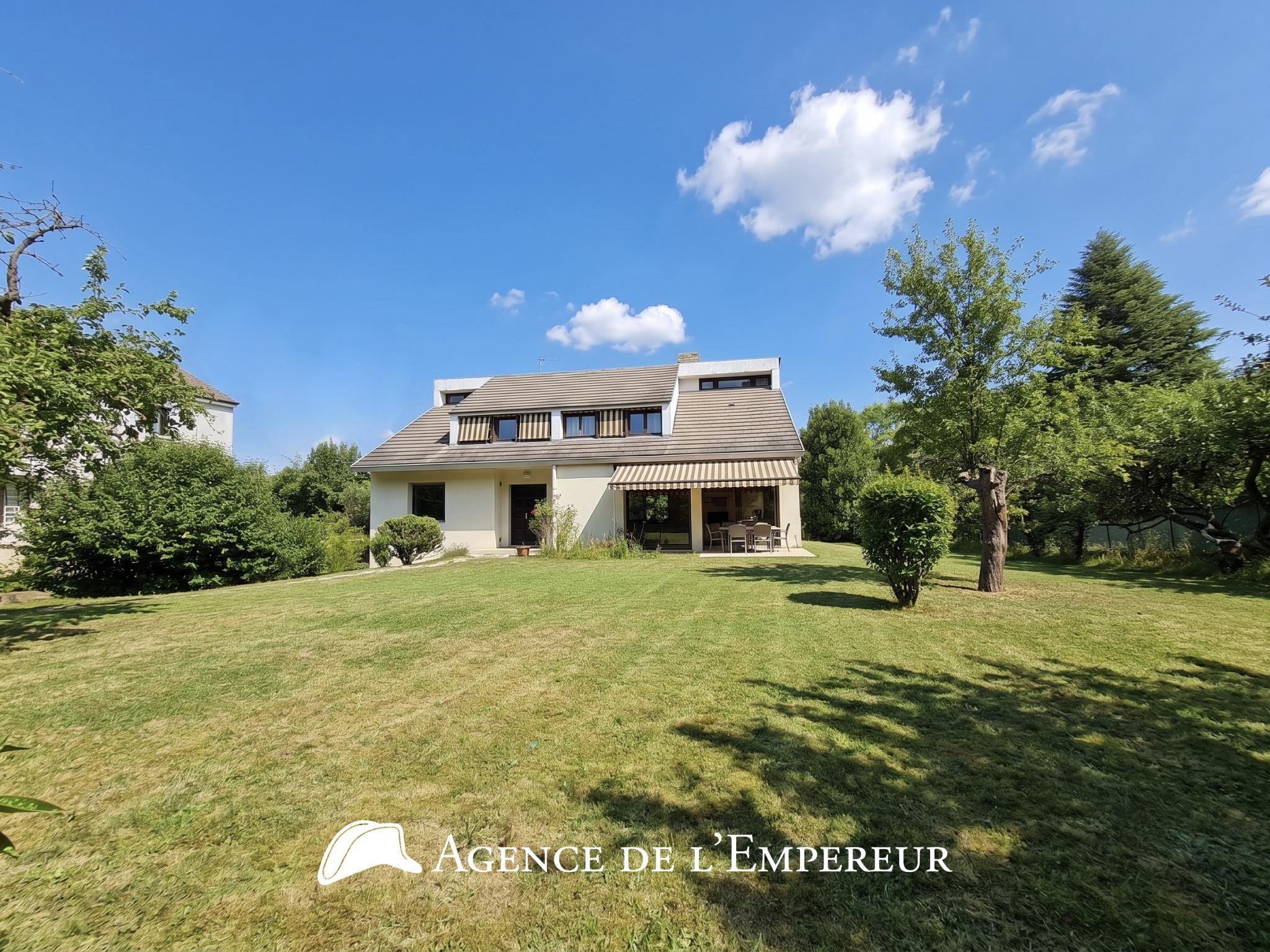 MAISON D'ARCHITECTE — 6 CHAMBRES — PARCELLE 1 190 m2