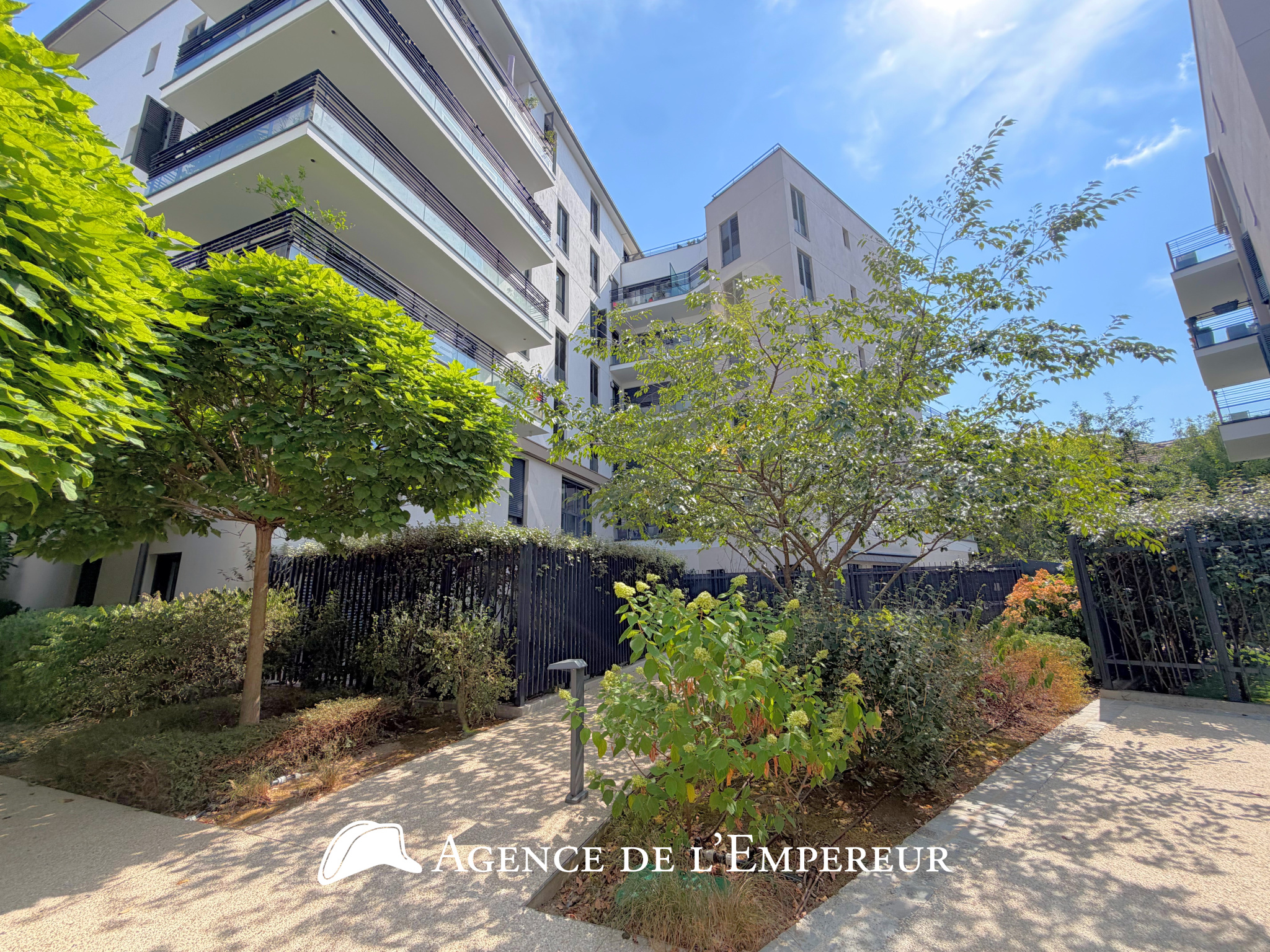 4 pièces, 3 chambres, balcon, au calme, proche place Besche à Rueil. 2 parkings. Résidence récente