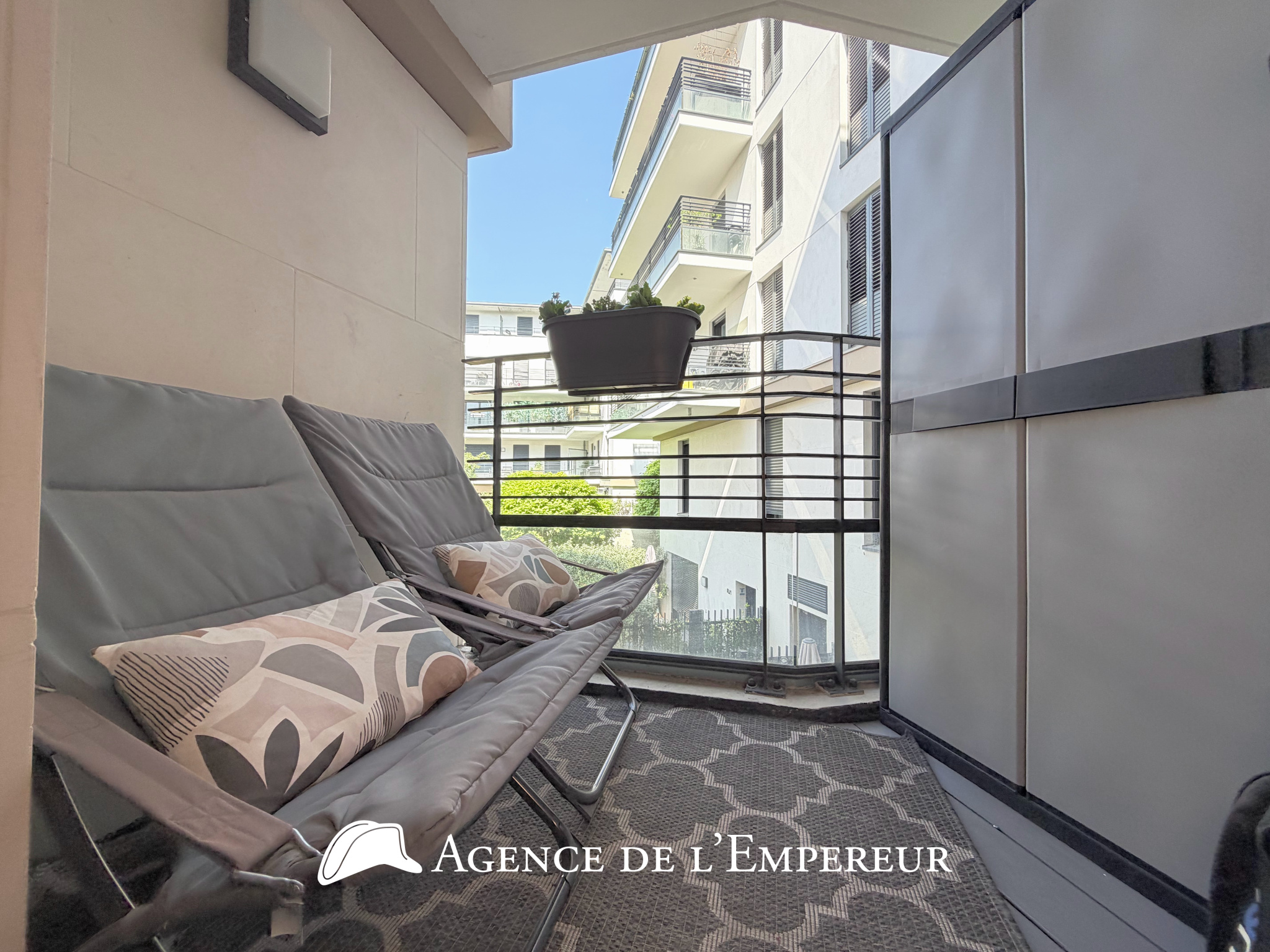 4 pièces, 3 chambres, balcon, au calme, proche place Besche à Rueil. 2 parkings. Résidence récente