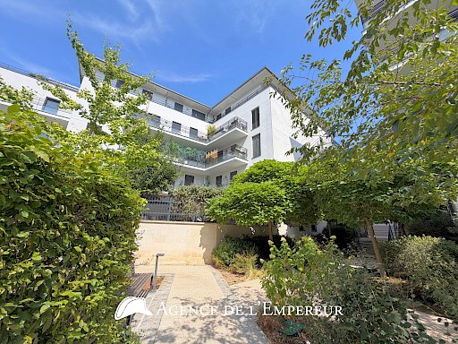 4 pièces, 3 chambres, balcon, au calme, proche place Besche à Rueil. 2 parkings. Résidence récente